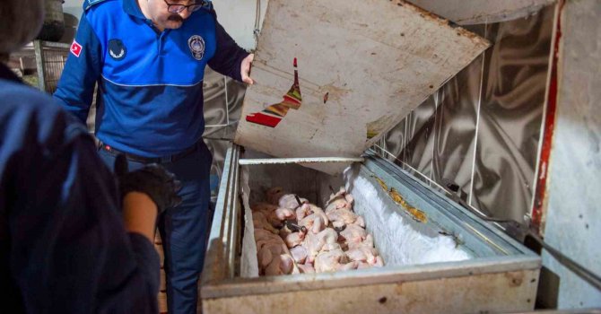 Dönerciden kurtlu salça ve turşu çıktı