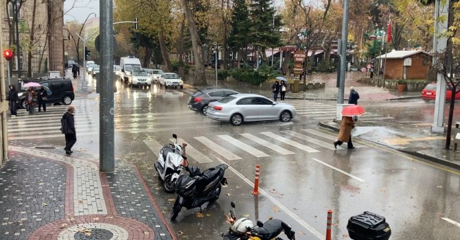 Isparta’da sağanak yağış etkisini arttırdı: Yollarda su birikintileri oluştu