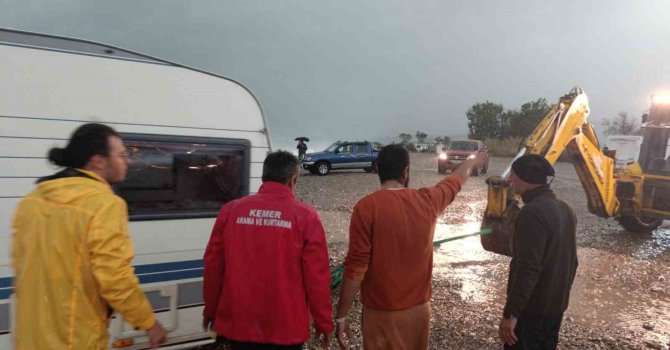 Karavanla denize sürüklenen Rus turistler kurtarıldı