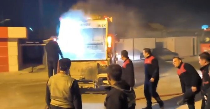 Çöp toplama sırasında yanan kamyonunu itfaiyeye sürdü
