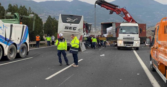 Osmaniye’de yolcu otobüsü tıra çarptı: 6 ölü, 11 yaralı