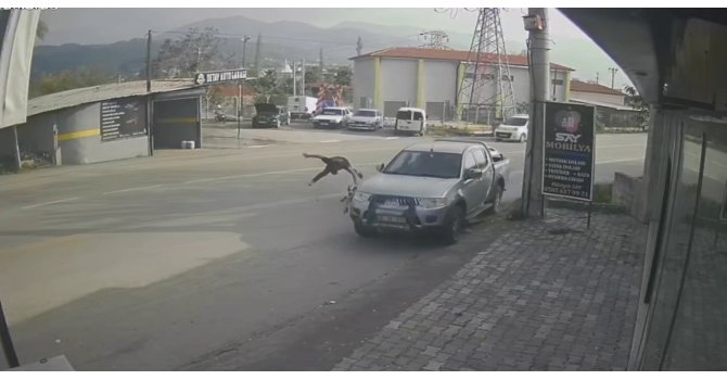 Ciple çarpışan motosikletin sürücüsü metrelerce savruldu