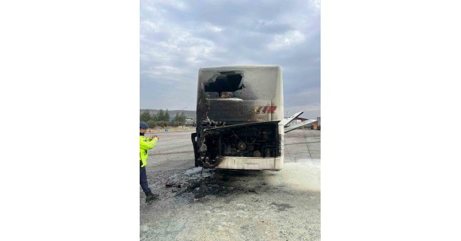 Yolcu otobüsü seyir halindeyken yangın çıktı