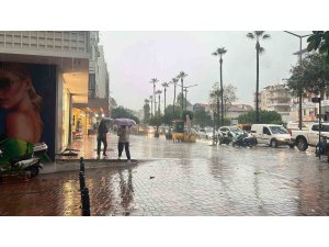 Alanya’da sağanak yağış ve dolu etkili oldu