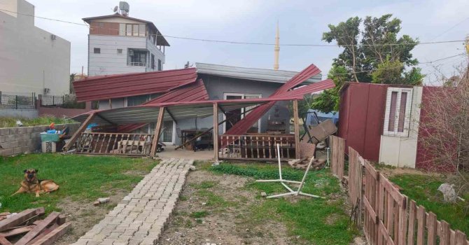 Fırtınanın çatısını uçurduğu evde mahsur kalan 3 kişiyi itfaiye kurtardı