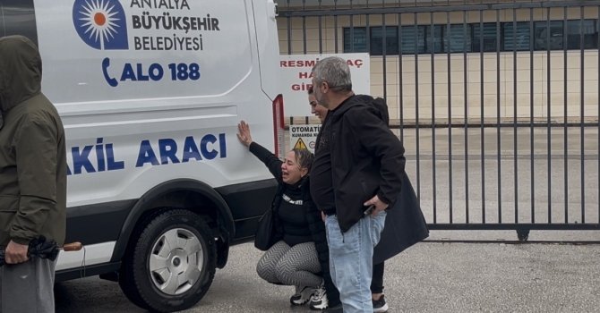 Dereye düşen araçtaki kadının cenazesi teslim alınırken "Gitme" feryadı yürekleri dağladı