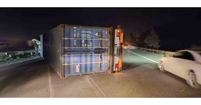 Hatay’da fırtına nedeniyle tırlar devrildi