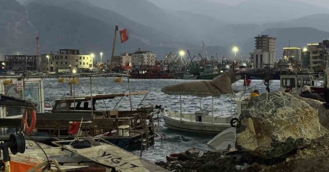 Hatay’da fırtınanın etkisiyle 5 tekne ve 1 yat alabora oldu
