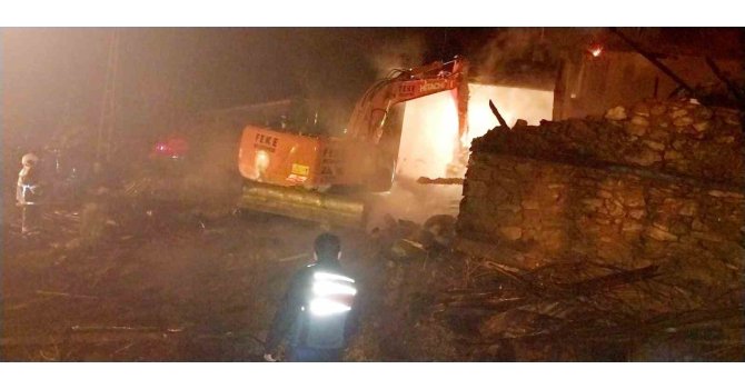 Feke’de ev yangını: bir ev kül oldu, lojman zarar gördü