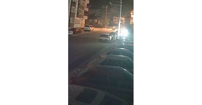 Şiddetli fırtınayla harekete geçen çöp konteyneri, iki otomobilin arasında durdu o anlar kamerada