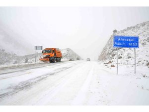 Antalya’ya kar yağışı aralıklarla devam ediyor