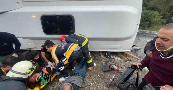 Antalya’da midibüs devrildi: 6 yaralı