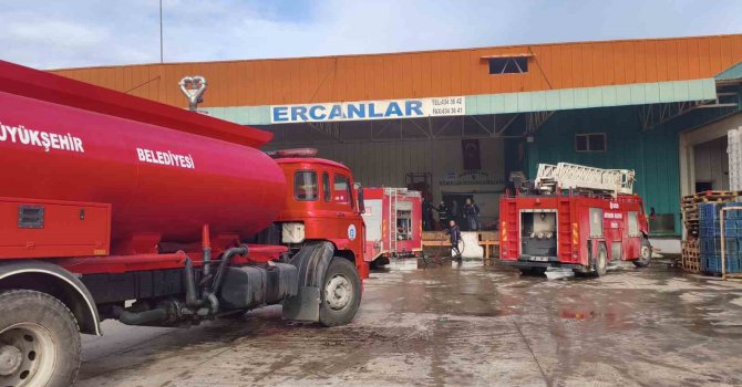 Soğuk hava deposundaki yangın paniğe neden oldu