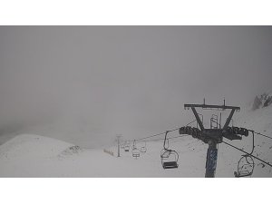 Davraz Kayak Merkezine mevsimin ilk karı düştü bazı noktalarda beyaza bürüdü