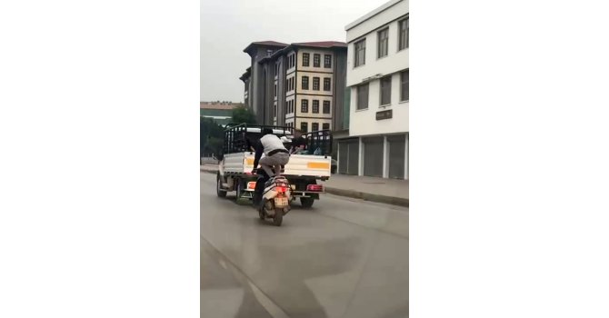 Motosikleti önce çömelerek, sonra yatarak sürdü