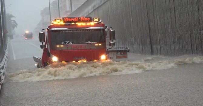Alanya’da sağanak yağış trafiği felç etti