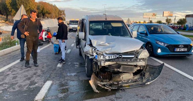 Arızalanan park halindeki otomobile hafif ticari araç çarptı: 2 yaralı
