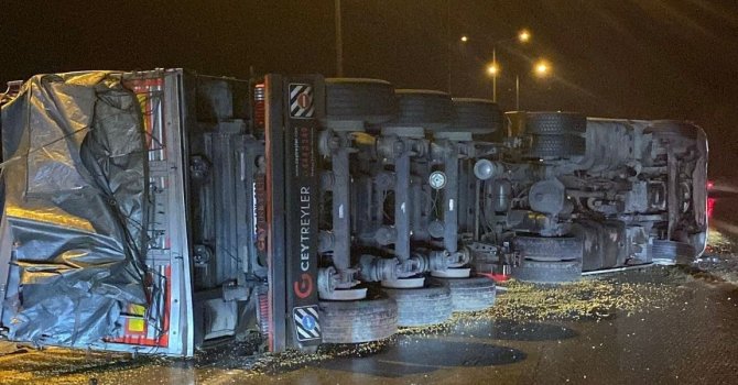 Osmaniye’de mısır yüklü kamyon devrildi: 1 yaralı