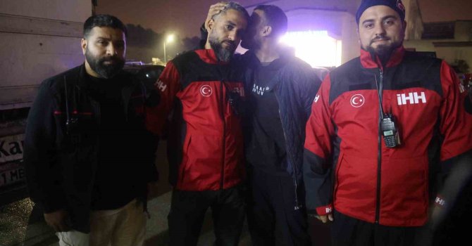 Evladını bulan arama kurtarma görevlisinin alnından öpen baba: "Oğluma bunu yapan caninin en ağır cezayı almasını istiyorum"