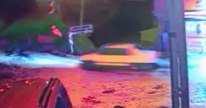 Otomobilin metrelerce aşağı düştüğü o anlar kameraya yansıdı: 2 yaralı