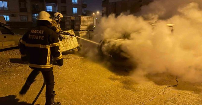 Kırıkhan’da hafif ticari araç yandı