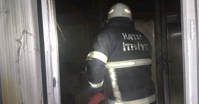 Samandağ’da yanan konteyner kullanılamaz hale geldi