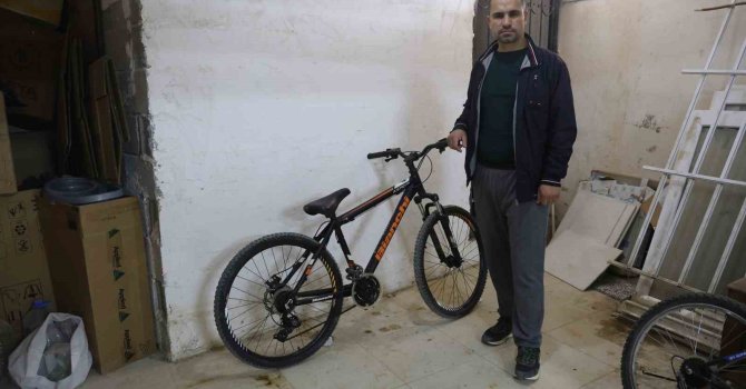 Kameralara yakalanan bisiklet hırsızına "Yazık yaşın genç diye şikayetçi olmadık, bir an önce iş bul ve çalış" diyerek nasihat etti