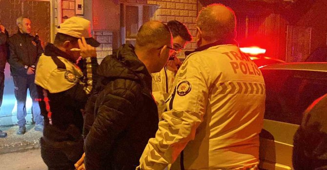 Alkollü sürücü 2 araca çarparak kaçtı, yakalanınca ekiplere zor anlar yaşattı