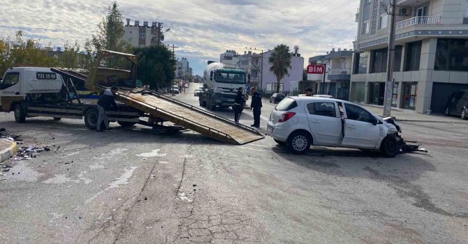 Antalya’da hafif ticari araç ile otomobil kavşakta çarpıştı: 4 yaralı