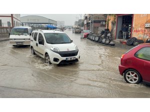 Adana’da yağmur hayatı olumsuz etkiledi: Semt pazarı göle döndü