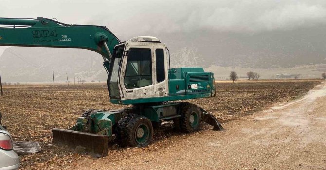 DSİ’ye ait kepçe ile define arandığı iddiasını bölgede bulunan sigara izmaritinin DNA örnekleri aydınlatacak