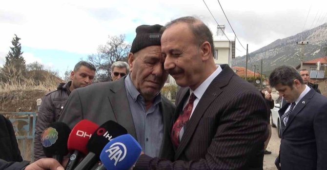 Kayıp baş arama çalışmalarında acılı baba, Vali Erin’e sarılarak gözyaşlarına boğuldu