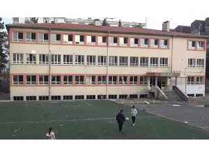 Kahramanmaraş’ta yarım asırlık okul yıkılmayı bekliyor