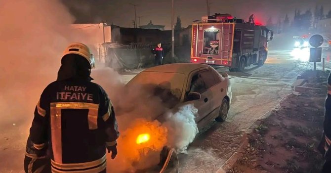 Antakya’da yanan otomobilde hasar oluştu