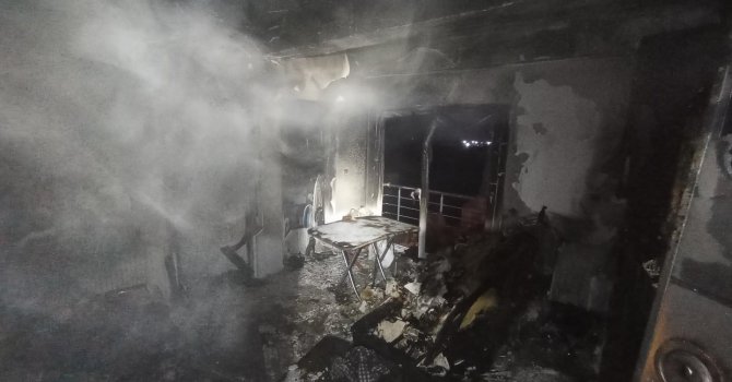 Elektrik kontağından çıkan yangında alevlere teslim olan ev kullanılmaz hale geldi