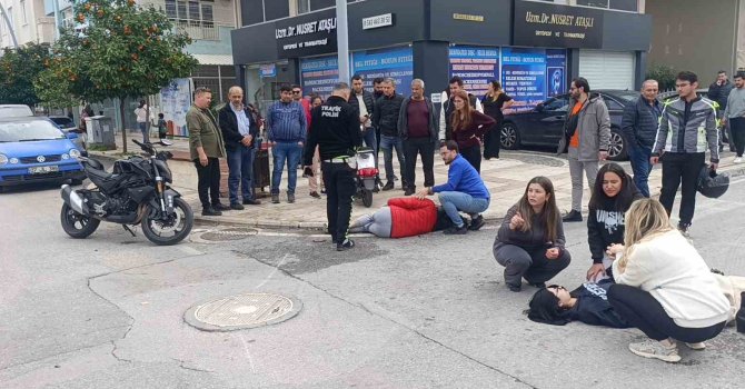 Motosikletler kavşakta çarpıştı, 2 kişi yaralandı: Kaza anı kamerada
