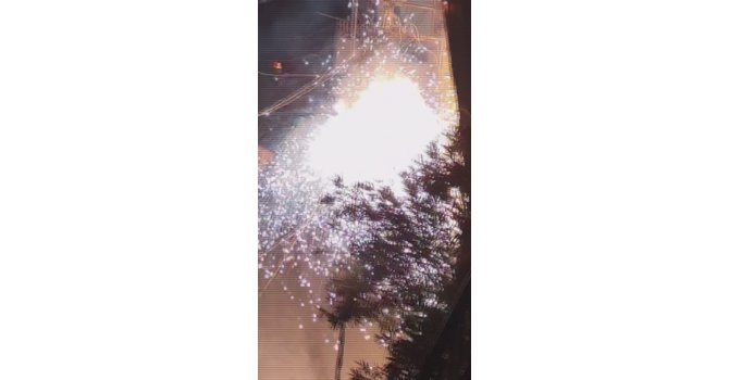 Elektrik kablolarında yaşanan patlama geceyi gündüze çevirdi