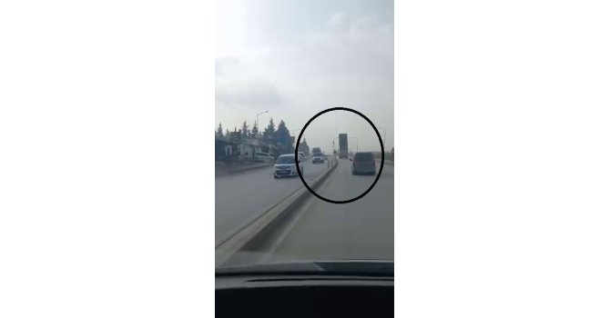 Damperi açık hafriyat kamyonu trafik ışıklarına çarptı