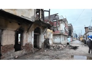 Metruk binanın bir bölümü gürültüyle yıkıldı: Mahalleli deprem sandı