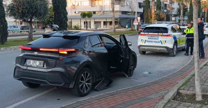 Antalya’da motosiklet ile otomobil çarpıştı: 2 yaralı