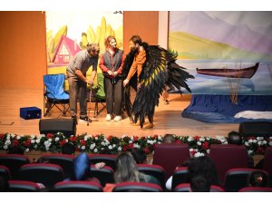 Osmaniye’de minikler "Ronnie-Göldeki Fısıltı" oyunuyla tiyatro şöleni yaşadı