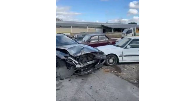 Temizlenmesi için bırakılan lüks otomobili izinsiz alıp 3 araca çarptı: 1 yaralı