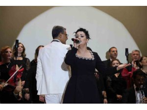 Kebapçısı da doktoru da bu koroda: 25 kişilik koro sahneye çıktı, izleyenleri mest etti