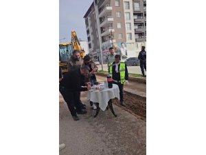 Yürek ısıtan görüntü; gece gündüz mesai yapan belediye personeline pasta kesip, mum üflettiler