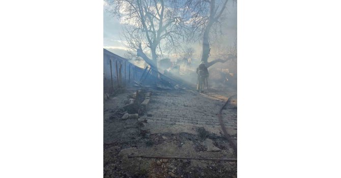 Korkuteli’nde yanan ev kullanılamaz hale geldi