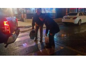 Yolda oluşan çukurları görünce dayanamayan esnaf kum ve çakılla çukurları kendisi kapattı