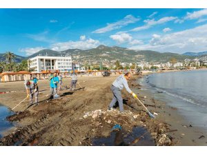 Alanya’da yağışın izleri silinmeye çalışılıyor