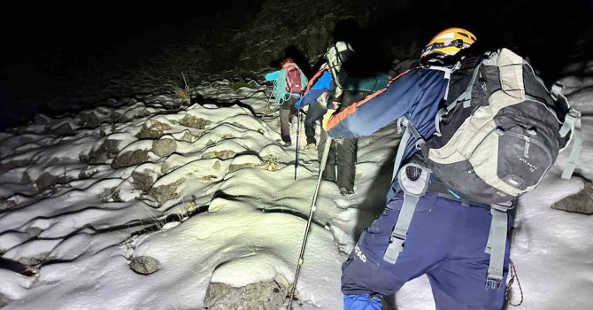 Karla kaplı dağa tırmanıp mahsur kalan 3 arkadaş kurtarıldı