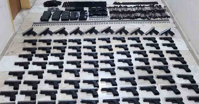 Bagajdan silah deposu gibi 90 adet ruhsatsız tabancı çıktı