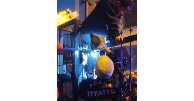 Bacağına demir korkuluk saplanan çocuk hastaneye kaldırıldı